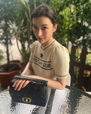 Camille Chalons Instagram - Dior Diamond Towers 期間限定店
時間：即日起至 5 月 1 日
地點：Diamond Towers 百貨一館 1 樓

@dior #diorss24 #diorjolie