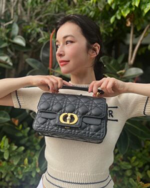 Camille Chalons Instagram - Dior Diamond Towers 期間限定店
時間：即日起至 5 月 1 日
地點：Diamond Towers 百貨一館 1 樓

@dior #diorss24 #diorjolie