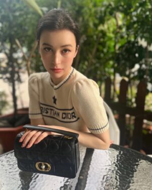 Camille Chalons Instagram - Dior Diamond Towers 期間限定店
時間：即日起至 5 月 1 日
地點：Diamond Towers 百貨一館 1 樓

@dior #diorss24 #diorjolie