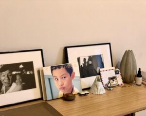Camille Chalons Instagram - 怎麼表達對於楊德昌導演的崇拜？反反覆覆，我一直想不到對的用詞，感覺我再怎麼說都配不上他電影的偉大，一切是無法用言語表達的。「一一」，「恐怖份子」，「牯嶺街少年殺人事件」… 他的電影是多麼深深的影響著我。

感謝臺北市立美術館的邀請，讓我可以參加《一 ㄧ重構-楊德昌之夜》

2023/07/22 - 2023/10/22楊德昌導演回顧展在北美館舉行。現場搜集無數的手稿，以七個子題帶出楊導創作生涯的不同面向。另外還有首度曝光的重要文獻與影音檔案，包含未完成動畫長片手繪稿和尚未實踐的眾多計畫，讓電影迷可以靠近楊導獨特的電影世界。

韋納·赫佐格 導演曾說過：「楊導的作品有世代的氣息，從來不會變老」。透過展覽讓我們一起跨越時空，回顧台灣電影圈歷史性的重要時期。

服裝：二手 Christian Lacroix

I find it very intimidating, if not clumsy, to put my appreciation of Edward Yang’s films into words - to try and express how deeply affected I am for days, if not weeks, after watching his work. It is a tough exercise to speak about something that you know in your guts to be outstandingly greater than you.

The current exhibit at the Taipei Art Museum gathers the most intimate of his diaries, pictures, movie props, sketches and drawings -  therefore not only paying tribute to Edward Yang, but also creating a space for fans of his and of Taiwanese New Wave to drink in bits and pieces of one of the greatest eras of Cinema.

Werner Herzog put it beautifully: “his films are breathing, they do not age”. And how powerful it is, to bathe in such vibrant youth.

Dress : second-hand vintage Christian Lacroix

🔻 @tfai_tw 
♦️ @tfam_museum 
🔺 @voguetaiwan 
#emptyTFAM #楊德昌之夜 #filmTFAI #VOGUETAIWAN #楊德昌 #edwardyang #一一重構楊德昌回顧展