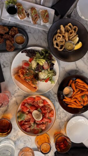 Camille D. Sperandio Instagram - recap d’un 24h parfait en ville 🤍

📍 @humanitihotelmontreal 
🥂 @terrassealize
