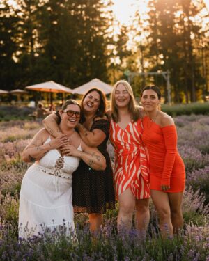 Camille D. Sperandio Instagram - Une tradition annuelle qui, je l’espère, restera trèèès longtemps dans ma vie. @maisonlavande merci pour tout : votre espace de rêve et votre confiance. 

Fun fact : j’ai travaillé à La Maison Lavande il y a quelques années et le sentiment d’appartenance reste autant dans mon coeur. Je vois le dévouement et la passion de mes amies @floferr_ et @marjoferron et ça m’inspire tant. 

La floraison c’est là là! Amenez votre pique-nique et profitez des champs à perte de vue! 🪻

Photos @guillaume.stamand