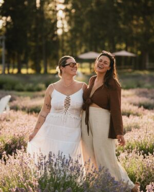 Camille D. Sperandio Instagram - Une tradition annuelle qui, je l’espère, restera trèèès longtemps dans ma vie. @maisonlavande merci pour tout : votre espace de rêve et votre confiance. 

Fun fact : j’ai travaillé à La Maison Lavande il y a quelques années et le sentiment d’appartenance reste autant dans mon coeur. Je vois le dévouement et la passion de mes amies @floferr_ et @marjoferron et ça m’inspire tant. 

La floraison c’est là là! Amenez votre pique-nique et profitez des champs à perte de vue! 🪻

Photos @guillaume.stamand