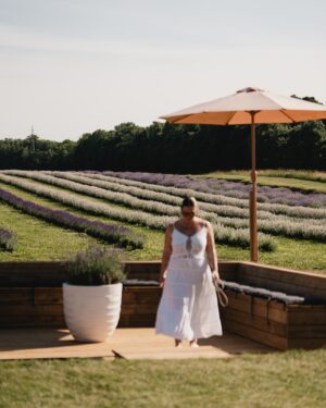 Camille D. Sperandio Instagram - Une tradition annuelle qui, je l’espère, restera trèèès longtemps dans ma vie. @maisonlavande merci pour tout : votre espace de rêve et votre confiance. 

Fun fact : j’ai travaillé à La Maison Lavande il y a quelques années et le sentiment d’appartenance reste autant dans mon coeur. Je vois le dévouement et la passion de mes amies @floferr_ et @marjoferron et ça m’inspire tant. 

La floraison c’est là là! Amenez votre pique-nique et profitez des champs à perte de vue! 🪻

Photos @guillaume.stamand