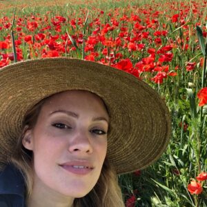 Camille De Pazzis Instagram - Et maintenant le coup des coquelicots.  #confinementdansleschamps #flowerpower #niunmontageniunevieilletof #parisienneaérée #keskecèkceconfinement? #poppies #poppiesfield#red
