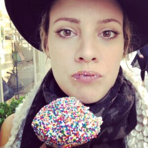 Camille De Pazzis Instagram - Les spécialités locales...🍰. #tourist #cupcakes #sprinkles @sprinklescupcakes #lipstick #yesfilter #whynot #yummy #color #rainbow #kawaii#cake #thegrove #mood #instagood #lips #makeup #instalike#food #losangeles #sunday #letthemeatcake