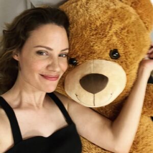 Camille De Pazzis Instagram - Autre Mascotte 🤍🐻🤍 #teddybear @dna_tf1 #dnafamily #studio