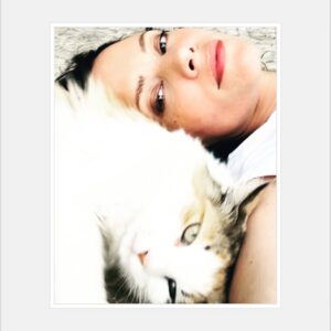 Camille De Pazzis Instagram - « Si vous êtes digne de son affection, un chat deviendra votre ami mais jamais votre esclave. » Théophile Gautier 🐈 
Et certains reconnaîtront Clémentine qui nous fait la grâce de ronronner avec nous entre 2 scènes ✨🤍#cats #catsofinstagram #cat #of #catstagram #instagram #catlover #catlife #catlovers #instacat #kitten #pets #meow #kittens #catoftheday #kitty #love #cute #pet #animals #dogs #gatos #world #gato #petsofinstagram #kittensofinstagram #cutecats #catlove #adoptdontshop #catsagram