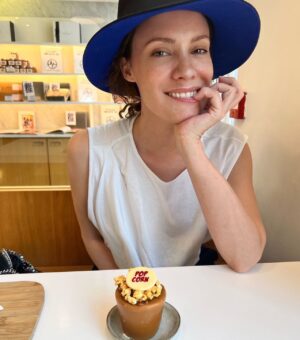 Camille De Pazzis Instagram - Délice 🍰et Mignonnerie @christophe_michalak #popcorn #cake #patisserie #pastries #hats #cute