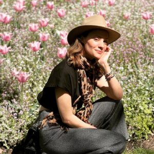 Camille De Pazzis Instagram - Blooming 🌷🌷🌷🌟 #spring #paris#hat#leopard #tulips