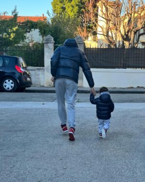 Camille Lacourt Instagram - Habillé comme papa ! 
J’aime tellement voir sa joie quand on s’habille pareil 😍
Le genre de petit bonheur qui réchauffe le cœur ❤️ 

@air_jordan_official 
@vilebrequin