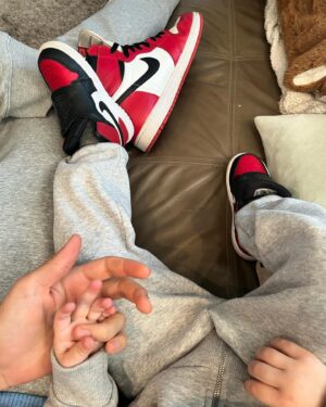 Camille Lacourt Instagram - Habillé comme papa ! 
J’aime tellement voir sa joie quand on s’habille pareil 😍
Le genre de petit bonheur qui réchauffe le cœur ❤️ 

@air_jordan_official 
@vilebrequin