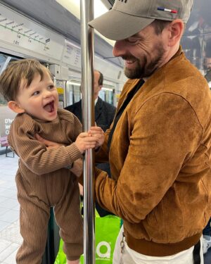 Camille Lacourt Instagram - Maman : « Oh regarde il veut être un pompier ! »
Papa : « Laisse tomber il sera strip teaser ».
Ok 🤷🏻‍♀️🤷🏻‍♂️