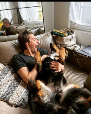 Camille Lacourt Instagram - J’adore mon chien 😍
J’adore faire le fou avec lui,
Courir en montagne (car il n’aime plus courir longtemps),
Lui faire des câlins,
Et le voir dormir à ma place sur le canap 😅
#cestlafamille
@sumo_doudou