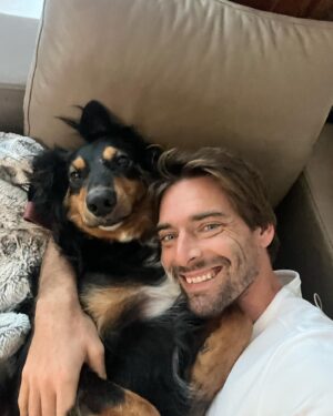 Camille Lacourt Instagram - J’adore mon chien 😍
J’adore faire le fou avec lui,
Courir en montagne (car il n’aime plus courir longtemps),
Lui faire des câlins,
Et le voir dormir à ma place sur le canap 😅
#cestlafamille
@sumo_doudou