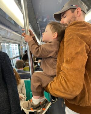 Camille Lacourt Instagram - Maman : « Oh regarde il veut être un pompier ! »
Papa : « Laisse tomber il sera strip teaser ».
Ok 🤷🏻‍♀️🤷🏻‍♂️