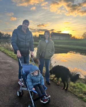Camille Lacourt Instagram - Balade en famille sur le bord du canal en Bourgogne ❤️
Que j’aime ces moments où plus rien ne compte à part partager l’instant présent avec les amours de ma vie ❤️

Merci à Jazz pour la beauté des paysages