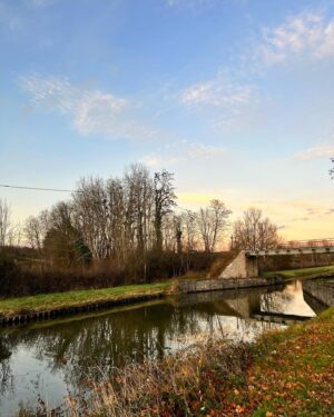 Camille Lacourt Instagram - Balade en famille sur le bord du canal en Bourgogne ❤️
Que j’aime ces moments où plus rien ne compte à part partager l’instant présent avec les amours de ma vie ❤️

Merci à Jazz pour la beauté des paysages