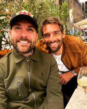 Camille Lacourt Instagram - Chaque année mes yeux se remplissent de fierté et de larmes quand j’ai la chance de voir @rubanroseofficiel défiler sur la plus belle avenue du monde!
Le mois d’octobre a depuis quelques années une importance particulière pour nous!
Je suis si fier de mon ❤️ @alice_deto et nous le sommes tous!
Mesdames, on n’oublie pas d’aller voir le docteur,
Messieurs, on n’oublie pas d’y aller avec elles 😍

#octobrerose