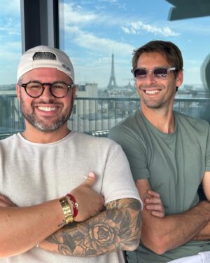 Camille Lacourt Instagram - Chaque année mes yeux se remplissent de fierté et de larmes quand j’ai la chance de voir @rubanroseofficiel défiler sur la plus belle avenue du monde!
Le mois d’octobre a depuis quelques années une importance particulière pour nous!
Je suis si fier de mon ❤️ @alice_deto et nous le sommes tous!
Mesdames, on n’oublie pas d’aller voir le docteur,
Messieurs, on n’oublie pas d’y aller avec elles 😍

#octobrerose