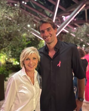 Camille Lacourt Instagram - Chaque année mes yeux se remplissent de fierté et de larmes quand j’ai la chance de voir @rubanroseofficiel défiler sur la plus belle avenue du monde!
Le mois d’octobre a depuis quelques années une importance particulière pour nous!
Je suis si fier de mon ❤️ @alice_deto et nous le sommes tous!
Mesdames, on n’oublie pas d’aller voir le docteur,
Messieurs, on n’oublie pas d’y aller avec elles 😍

#octobrerose