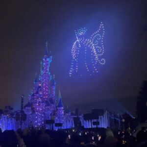 Camille Lacourt Instagram - Un bonheur "Vers l’infini et au-delà" 😊
Merci @disneylandparis 

De nouveaux souvenirs indélébiles avec mon amoureuse et ma fille d’amour !

Chaque fois que je suis devant ce château de princesse, je retrouve mes 13 ans ( et quelques 😅 ) et je m’émerveille de ce monde féerique.

Merci pour le kiff