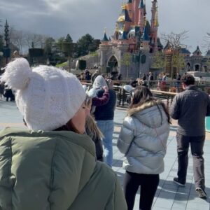 Camille Lacourt Instagram - Un bonheur "Vers l’infini et au-delà" 😊
Merci @disneylandparis 

De nouveaux souvenirs indélébiles avec mon amoureuse et ma fille d’amour !

Chaque fois que je suis devant ce château de princesse, je retrouve mes 13 ans ( et quelques 😅 ) et je m’émerveille de ce monde féerique.

Merci pour le kiff