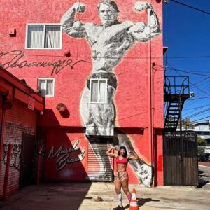 Camille Ligon Instagram - "The resistance that you fight physically in the gym and the resistance that you fight in life can only build a strong character."...Arnold Schwarzenegger 

#MotivationMonday #beuseful #reps #musclebeach #lalaland #fitfam #gains