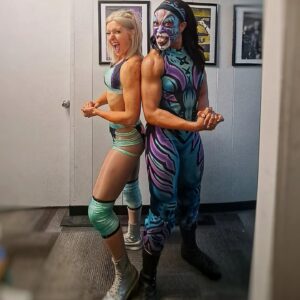 Camille Ligon Instagram - About last night: 
Because flexing with friends is always better than flexing alone 😎💪🏽

@wrestlerex412

#flexfriday #aboutlastnight #wrestlerex #pittsburgh #supportindywrestling #supportwomenswrestling #tgif #wrestlingisrealpeoplearefake #worklife #friday
