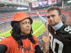 Camille Ligon Instagram - Final score from Houston, them Dawgs won 36-22, @clevelandbrowns
Are 10-5 !!! I've got my Holiday gift 😁😁😁

(Also shoutout to the Houston Texans fans, it was nothing but good clean fun trahs talk, the way it should be🤝🏼)

#sundayfunday #nflsunday #Clevelandbrowns #houston #Texas #houstontexans #nfl #football #fun #happyholidays