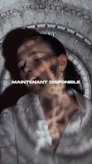 Camille Schneyder Instagram - Les amiiis, c’est l’heure 🥳 Ma cover de « Ton nom » is finally out et est disponible dès maintenant sur ma chaîne YouTube 😍

Si heureuse de pouvoir enfin vous partager ma petite reprise, titre de ma douce @amelbent ! Cette chanson me tient tout particulièrement à coeur et j’ai décidé aujourd’hui de la dédier à mes grands-parents 🤍

J’espère de tout mon coeur qu’elle vous plaira! 

Et pour le savoir, rendez-vous sur ma chaîne YouTube « Camille Schneyder » 🥹

🎹 by le seul et l’unique @lucas.bijaoui 
🎤   📽   💻 by votre schnedouille préférée 

#cover #amelbent #tonnom