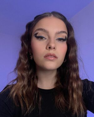 Camille Schneyder Instagram - Tellement touchée et émue de tous les retours que je reçois depuis la sortie de mon nouveau titre « DANS MON DOS » 🥺😢

Merci infiniment pour tout l’amour, les partages et vos petites vidéos qui me font tellement chaud au coeur 😍 

C’est que le début mes petites schnedouilles, pleins de chouettes choses arrivent 🙏🏼

💄 by @ines.h_mua (si tu kiffes le make up, je veux un max d’⚡️dans les commentaires 🥰 —> elle est trop forte)