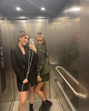 Camille Schneyder Instagram - Les amiiis, rendez-vous dimanche à 18h sur ma chaîne YouTube pour un nouvel épisode des chroniques de Camille Schneyder spécial « VERSUS TOUR » 🎉 Alors, qui a hâte de découvrir les backstages de la tournée? 😍