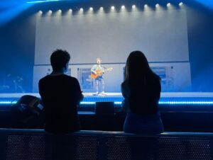 Camille Schneyder Instagram - La 4ème semaine du Versus Tour s’est terminée hier soir à Angers 🔥 Vous vous rendez compte que c’était déjà la 14ème date de la tournée? 😧 Ça passe trop vite mais c’est que de l’amour et du kiff ❤️

Petit throwback de ces quelques semaines de folie ✨

Ps: swipe jusqu’à la fin si tu veux savoir ce que font les musiciens lors de mes répétitions (fallais pas me prendre mon téléphone 😇)