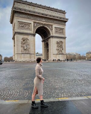 Camille Schneyder Instagram - La Schned in Paris ✨ 

Ps: vous remarquerez que j’ai choisi la tenue parfaite pour être en osmose avec l’Arc de Triomphe lol