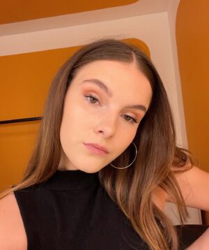 Camille Schneyder Instagram - Orange is the new black 🧡