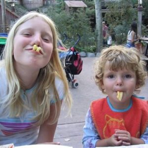 Camille Schneyder Instagram - 21 ans mais toujours la même bouille de bébé 😂 

Merci à ma famille, à mes amis et à vous tous pour vos petits messages d’anniversaire 🙈  Mon petit coeur est rempli d’amour ❤️ Go réaliser tous mes rêves this year with my favorite people around 🤟🏼 

Swipe pour voir ma dégaine de resta à la fin 😂