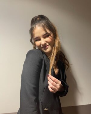 Camille Schneyder Instagram - Purée, j’ai chanté à Bercy et c’était de la folie 😱🙏🏼🎉🔥

Ps: vous pensez qu’Ariana Grande valide mon look? 

💇🏽‍♀️ by @soraya.meziane 
💄 by @ines.h_mua