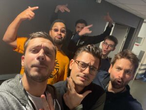 Camille Schneyder Instagram - La 4ème semaine du Versus Tour s’est terminée hier soir à Angers 🔥 Vous vous rendez compte que c’était déjà la 14ème date de la tournée? 😧 Ça passe trop vite mais c’est que de l’amour et du kiff ❤️

Petit throwback de ces quelques semaines de folie ✨

Ps: swipe jusqu’à la fin si tu veux savoir ce que font les musiciens lors de mes répétitions (fallais pas me prendre mon téléphone 😇)
