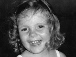 Camille Schneyder Instagram - 21 ans mais toujours la même bouille de bébé 😂 

Merci à ma famille, à mes amis et à vous tous pour vos petits messages d’anniversaire 🙈  Mon petit coeur est rempli d’amour ❤️ Go réaliser tous mes rêves this year with my favorite people around 🤟🏼 

Swipe pour voir ma dégaine de resta à la fin 😂