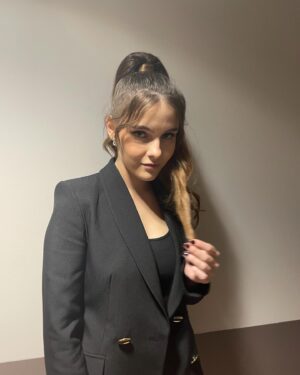 Camille Schneyder Instagram - Purée, j’ai chanté à Bercy et c’était de la folie 😱🙏🏼🎉🔥

Ps: vous pensez qu’Ariana Grande valide mon look? 

💇🏽‍♀️ by @soraya.meziane 
💄 by @ines.h_mua