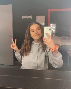 Camille Schneyder Instagram - Châteauroux, Le Mans, Clermont-Ferrand, vous étiez on fire 🔥 Merci pour votre accueil et votre énergie ❤️

Pour l’heure, une petite pause s’impose mais on se retrouve très vite en Suisse, je rêve déjà de manger une bonne petite fondue fromage hihiii 🫕