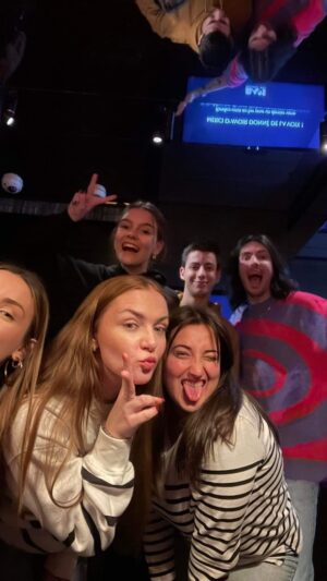 Camille Schneyder Instagram - Mes amis réagissent à ma nouvelle chanson « SEULE » et ça tourne mal 😯❤️‍🔥

J-5 les amis 🔥 

#reaction #react #friends #seule #newsong #originalsong #release #singer