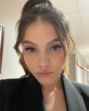 Camille Schneyder Instagram - Purée, j’ai chanté à Bercy et c’était de la folie 😱🙏🏼🎉🔥

Ps: vous pensez qu’Ariana Grande valide mon look? 

💇🏽‍♀️ by @soraya.meziane 
💄 by @ines.h_mua