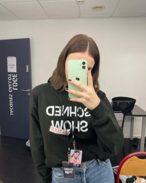 Camille Schneyder Instagram - What made me happy this week on tour 🥹 

Ps: @jerparra je te laisse gérer le Merch du Schned Tour 😂