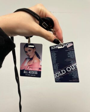 Camille Schneyder Instagram - What made me happy this week on tour 🥹 

Ps: @jerparra je te laisse gérer le Merch du Schned Tour 😂