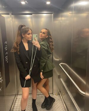 Camille Schneyder Instagram - Purée, j’ai chanté à Bercy et c’était de la folie 😱🙏🏼🎉🔥

Ps: vous pensez qu’Ariana Grande valide mon look? 

💇🏽‍♀️ by @soraya.meziane 
💄 by @ines.h_mua