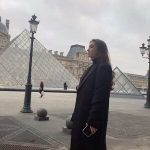 Camille Schneyder Instagram - Bonsoir, enchantée ❤️ (j’espère vous avez la musique en tête maintenant hihi 🎶)