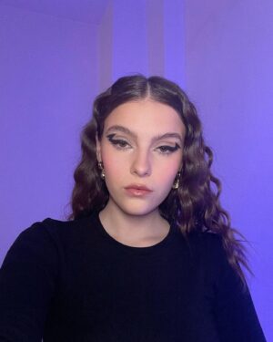 Camille Schneyder Instagram - Tellement touchée et émue de tous les retours que je reçois depuis la sortie de mon nouveau titre « DANS MON DOS » 🥺😢

Merci infiniment pour tout l’amour, les partages et vos petites vidéos qui me font tellement chaud au coeur 😍 

C’est que le début mes petites schnedouilles, pleins de chouettes choses arrivent 🙏🏼

💄 by @ines.h_mua (si tu kiffes le make up, je veux un max d’⚡️dans les commentaires 🥰 —> elle est trop forte)