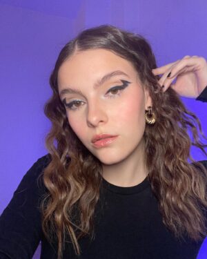 Camille Schneyder Instagram - Tellement touchée et émue de tous les retours que je reçois depuis la sortie de mon nouveau titre « DANS MON DOS » 🥺😢

Merci infiniment pour tout l’amour, les partages et vos petites vidéos qui me font tellement chaud au coeur 😍 

C’est que le début mes petites schnedouilles, pleins de chouettes choses arrivent 🙏🏼

💄 by @ines.h_mua (si tu kiffes le make up, je veux un max d’⚡️dans les commentaires 🥰 —> elle est trop forte)
